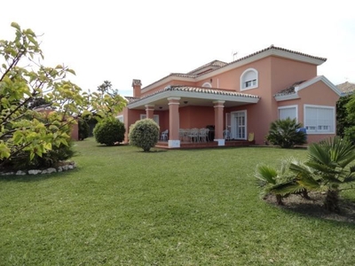 Villa independiente de 455 m2 en Estepona con vistas al mar