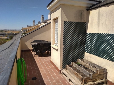 Alquiler de dúplex en Avda. Elvas de 4 habitaciones con terraza y garaje