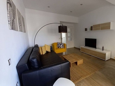 Alquiler de piso en Centro - Almería de 3 habitaciones con terraza y muebles