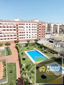 Piso en alquiler en Ciudad Jardín - Zoco de 2 habitaciones con piscina y garaje