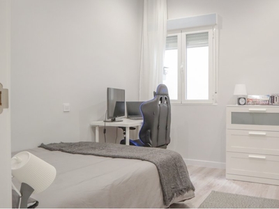Se alquila habitación en piso de 6 habitaciones en Gaztambide, Madrid