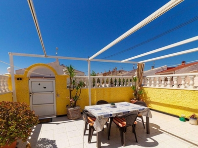 Venta Casa unifamiliar en Calle Rodrigo Torrevieja. Con terraza 43 m²