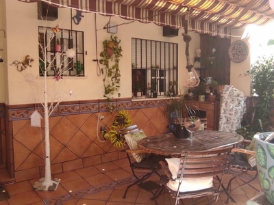 Venta Chalet en Avenida del Guadalquivir Dos Hermanas. Buen estado con terraza 132 m²