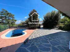Chalet independiente en venta , con 407 m2, 5 habitaciones y 3 baños, piscina, aire acondicionado y calefacción calefacción gas natural. en Canovelles