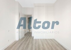 Piso en venta , con 79 m2, 2 habitaciones y 1 baños, ascensor y calefacción individual gas. en Madrid