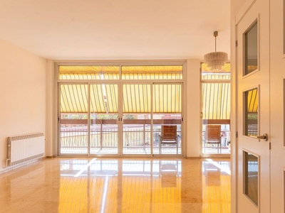 Alquiler de ático en avenida De Josep Tarradellas de 3 habitaciones con balcón y aire acondicionado