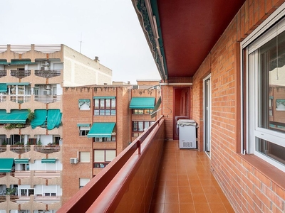 Alquiler de piso en calle Nuestra Señora de la Salud de 3 habitaciones con terraza y piscina