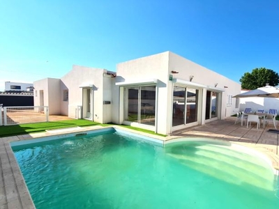 Casa moderna de una sola planta con piscina privada Venta Empuriabrava