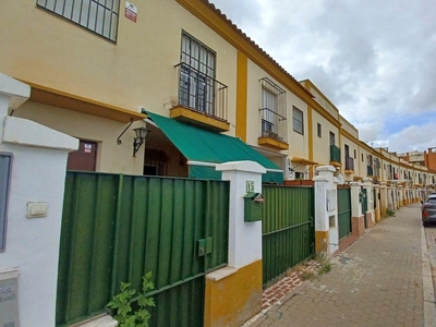 Сhalet adosado con terreno en venta en la Calle Jardines de los Poetas' Sevilla