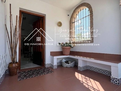 Venta Casa adosada en Calle LAS CAMELIAS Lucena. Buen estado plaza de aparcamiento con balcón 120 m²