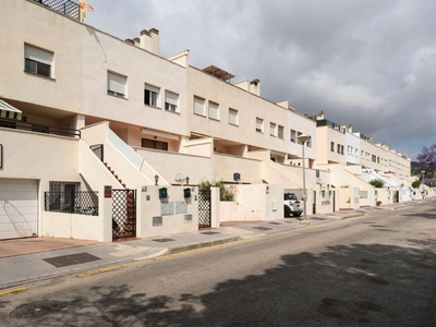 Venta Casa adosada en Calle Manuel Naranjo Mujica Torremolinos. Buen estado plaza de aparcamiento con balcón calefacción individual 250 m²