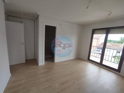 Venta Casa adosada Villasabariego. 262 m²