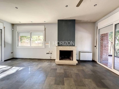 Venta Casa unifamiliar en Avenida BERTOMEU Cerdanyola del Vallès. Buen estado con terraza 315 m²