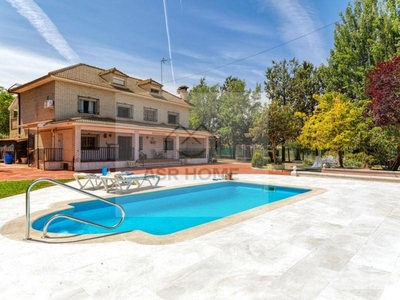 Venta Casa unifamiliar Torres de La Alameda. Buen estado plaza de aparcamiento 333 m²