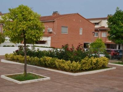 Venta Chalet Badajoz. Buen estado plaza de aparcamiento con balcón 174 m²