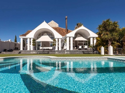 Casa / villa de 1,000m² con 2,500m² de jardín en venta en Nueva Andalucía