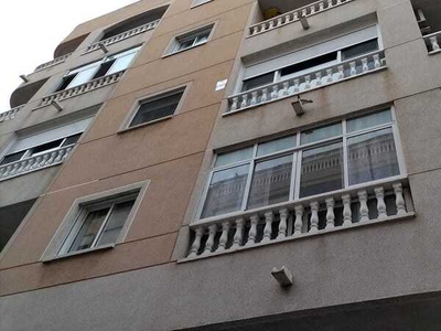 Oportunidad de inversión en Torrevieja: Encantador apartamento de 3 Habitaciones en la Calle Antonio Machado Venta Centro