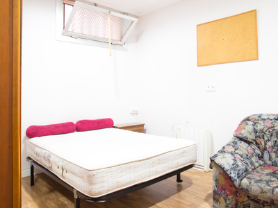 Preciosa habitación en piso de 4 dormitorios en Indautxu, Bilbao
