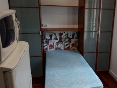 Se alquila habitación individual en Abando, Bilbao