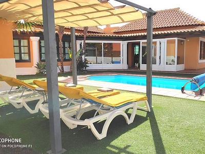 Villa con piscina climatizada, wifi, a 1km playa