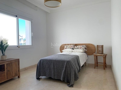 Alquiler apartamento en urbanización montebello apartamento con 2 habitaciones amueblado con ascensor, calefacción, aire acondicionado y vistas a la montaña en Marbella