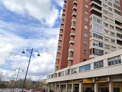 Alquiler Piso Valladolid. Piso de tres habitaciones Séptima planta con balcón