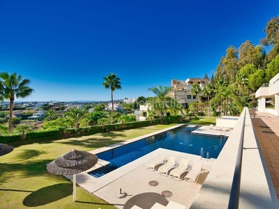 Apartamento propiedad de lujo con vistas al mar en nueva andalucia en Marbella