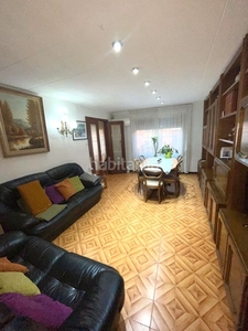 Casa adosada casa única, 182m2, distribuida en 2 plantas y garaje con solarium.parcela 200m2 en Cornellà de Llobregat