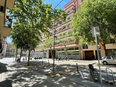 Piso al costado de la calle rogent y a dos calles del futuro parque de las glorias en Barcelona