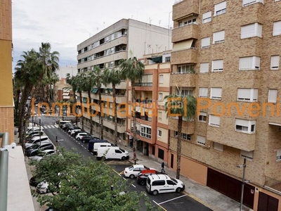 Piso con 3 habitaciones con ascensor, parking, calefacción y aire acondicionado en Torrent