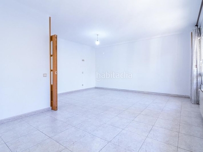 Piso con 3 habitaciones con ascensor y calefacción en Girona