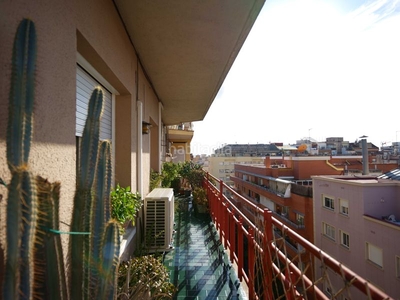 Piso con 3 habitaciones con ascensor, parking, calefacción, aire acondicionado y vistas a la montaña en Barcelona