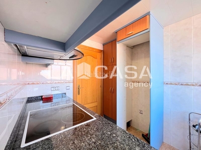 Piso de 70m², 3 habitaciones exteriores, salón comedor exterior con ventanas orientadas al este, cocina independiente con lavadero incluido. el baño de 3 piezas con plato de ducha. carpintería de aluminio blanco, suelos de cerámicos, aire acondicionado. en Badalona