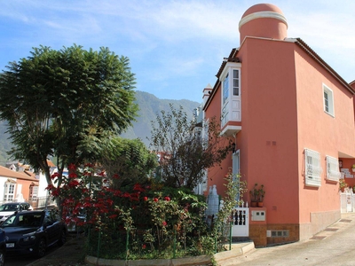 Venta Casa adosada en Calle Manuel Ramos 23 La Orotava. Buen estado 275 m²