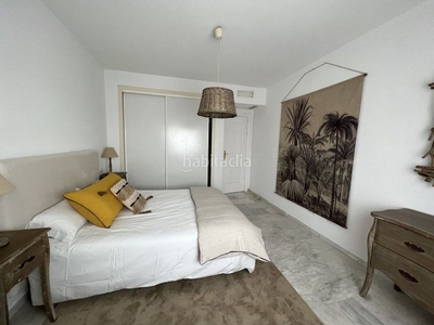 Ático con 2 habitaciones con ascensor, parking y aire acondicionado en Marbella