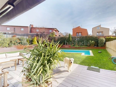 Casa en venta , con 247 m2, 4 habitaciones y 4 baños, piscina, 3 plazas de garaje, trastero, aire acondicionado y calefacción gas natural. en Girona