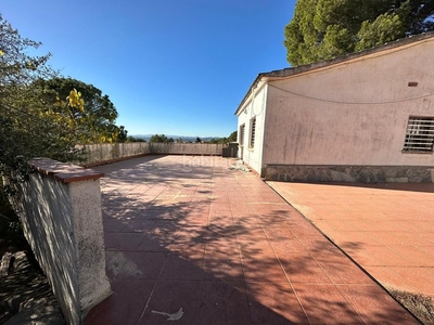 Chalet ¡casa esquinera con piscina! en Olesa de Montserrat