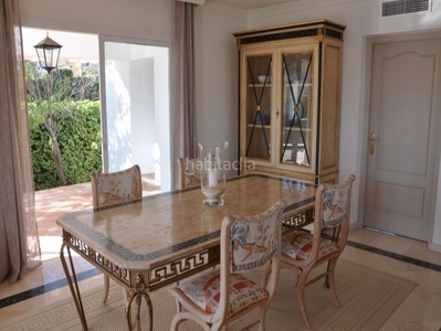 Chalet con 4 habitaciones con parking, piscina, aire acondicionado, jardín y vistas al mar en Marbella