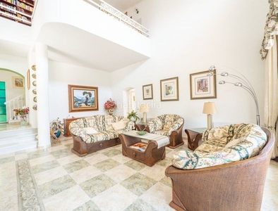 Chalet extraordinaria villa de 3 dormitorios en Elviria () en Marbella
