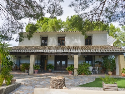 Chalet independiente con terreno en venta en la Paseo Mártires de la Libertad' Alicante