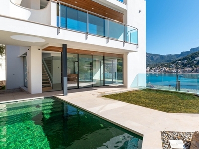 Villa en venta en primera línea de mar Port de Sóller.
