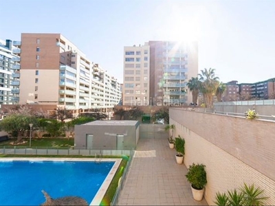 Piso con 3 habitaciones con ascensor, parking, piscina, calefacción y aire acondicionado en Valencia