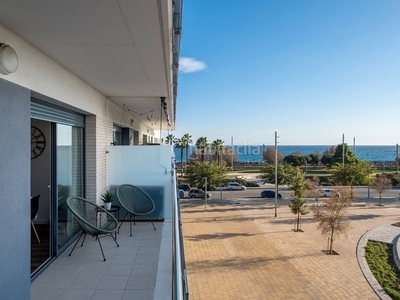 Piso de 82m2 de 3 habitaciones, terraza, piscina comunitaria a 100m del mar en El Rengle, en Mataró
