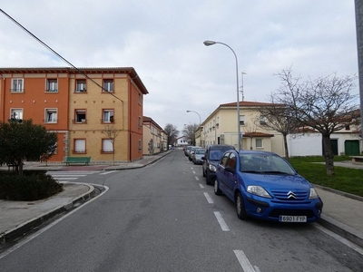 Piso en alquiler en Chantrea de 3 habitaciones con terraza y balcón