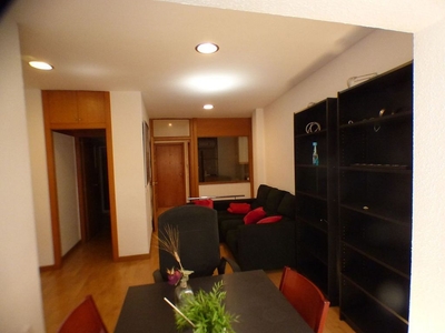 Piso en alquiler en Eixample Nord – La Devesa de 2 habitaciones con muebles y balcón