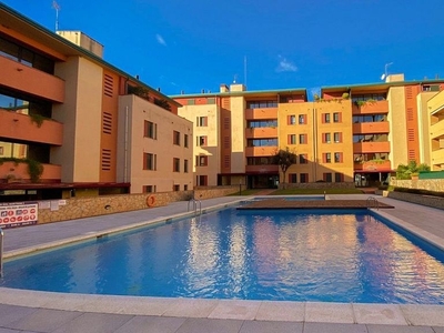 Piso en alquiler en Urbanitzacions de 3 habitaciones con terraza y piscina