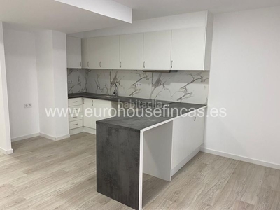 Piso ¡¡¡vivienda con terraza en Sant Antoni!!! en Barcelona