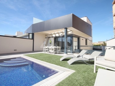 Villa con terreno en venta en la Paseo Maestro Velero Juan Buades' Torrevieja