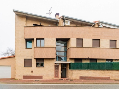 Alquiler de ático en calle Las Fuentes de 3 habitaciones con terraza y garaje