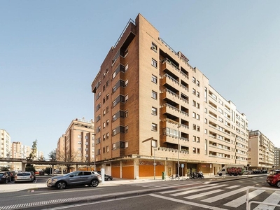 Alquiler de piso en calle Benjamín de Tudela de 4 habitaciones con terraza y garaje